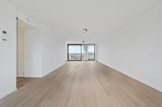 <strong>BEZOEKMOMENT</strong>: <br />zat 19/09 van 14u-15u (enkel op reservatie) <br /><br />Modern nieuwbouwappartement te koop in Roeselare met gunstige oriëntatie.<br />6 % is mogelijk bij aankoop van een nieuwbouwwoning onder bepaalde voorwaarden (voor particulieren of investeerders).<br />Investeerders indien met een BV, 15 jaar verhuring. <br /><br />Ontdek dit prachtig nieuwbouwappartement, gelegen in het hart van Roeselare. Met een bewoonbare oppervlakte van 118,50 m² en zonnige terrassen van 22,10 m² met unieke verzichten, biedt deze woonunit alles wat u nodig heeft voor comfortabel en stijlvol wonen.<br /><br />Het appartement beschikt over twee volwaardige slaapkamers en is afgewerkt met oog voor detail en kwaliteit. Dankzij de grote raampartijen geniet u van een overvloed aan natuurlijk licht en een ruimtelijk gevoel in elke leefruimte.<br /><br />Troeven van dit appartement:<br />- Grote raampartijen die zorgen voor veel lichtinval<br />- Ruim zitterras van 22,10 m²<br />- Twee comfortabele slaapkamers<br />- Ondergrondse parkeerplaats beschikbaar<br />- Meerdere fietsenstallingen beschikbaar<br />- Gelegen in een rustig binnengebied<br />- Hoogwaardige en duurzame afwerking<br />- Unieke ligging nabij het centrum<br /><br />Vanaf juli 2025 is er 6% BTW mogelijk bij aankoop van een nieuwbouwwoning onder bepaalde voorwaarden.<br /><br />Bel ons vrijblijvend op voor een bezoek en info. Wij begeleiden u graag met de glimlach op zoek naar uw droomwoning &amp; commercieel pand. T. 051 62 40 40