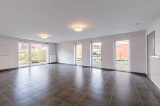 Zeer ruime appartement met tuintje en 2 slaapkamers<br /><br />EPC: B (139) <br />Mobiscore: 9,4/10 <br /><br />Nabij het UZ Gent, op het gelijkvloers, bevindt zich dit ruime tweeslaapkamerappartement dat alle comfort en moderne voorzieningen biedt. De grote leefruimte met halfopen keuken is voorzien van alle nodige apparatuur zoals een koelkast, oven, kookplaat en vaatwasmachine. Een handige bergruimte is beschikbaar voor het plaatsen van een wasmachine, droger en diepvries. Het appartement bevindt zich in een nieuwbouwproject van 2012. Vanuit de leefruimte heeft u toegang tot een prachtige stadstuin met terras waar u rustig kunt genieten van buitenleven. Het appartement beschikt over twee comfortabele slaapkamers en een geïnstalleerde badkamer met een dubbele wastafel, toilet en een douche. Er is ook een extra toilet in een aparte ruimte voor extra gemak en privacy. Verplicht aan te kopen: autostaanplaats (20 000 euro).<br /><br />Dit appartement combineert ruimte, comfort en een gunstige locatie, op slechts een steenworp afstand van het UZ Gent en met uitstekende verbindingen naar het stadscentrum. Mis deze unieke kans niet en neem vandaag nog contact met ons op voor een bezichtiging! Ideaal voor investeerders, meerwaardezoekers, starters ouders met studerende kinderen. <br /><br />Verhuurwaarde: €1.200/maand<br /><br />CONTACT: Laura via 0473 41 35 62 of mail naar info@vicusvastgoed.be