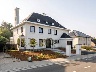 Karaktervolle en ruime villa met 378m2 woonbeleving ligt op een perceel van 4796m2 te Halen.Deze beschikt over een grote leefruimte en keuken, vier...