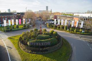 In het aantrekkelijke <strong>Riverside Business Park</strong> bevindt zich dit moderne kantoor met een totale oppervlakte van <strong>765 m²,</strong> gelegen op de eerste verdieping en ideaal voor wie op zoek is naar een professionele en vlot bereikbare werkomgeving<br /><br />Uitstekend gelegen op slechts 3 min. van de op- en afrit R0. Vlotte bereikbaarheid met het openbaar vervoer: station Brussel-Zuid op slechts 15 minuten.<br /><br />De kantoren genieten van een hoogwaardige afwerkingsgraad en zijn uitgerust met dubbele beglazing aluminium raamprofielen gedeeltelijke airconditioning tapijt verlaagde plafonds verhoogde vloeren en geïntegreerde kabelgoten wat zorgt voor een professionele en efficiënte werkomgeving Aanvullend beschikt het gebouw over een lift een gemeenschappelijke keuken en gedeelde sanitaire voorzieningen waardoor het comfort en gebruiksgemak volledig gegarandeerd zijn<br /><br />Het pand beschikt over buitenparkeerplaatsen, een belangrijke troef voor personeel en bezoekers. Beschikbaar na akte. Ook andere oppervlaktes beschikbaar in Riverside Business park <strong>van 240 m² - 765 m². </strong><br /><br />Contacteer <strong>PANORAMA B2B</strong> voor bijkomende inlichtingen of een vrijblijvend plaatsbezoek <strong>0477 09 00 09.</strong>