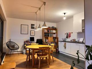<span>Dit leuk en gezellig <strong>1</strong></span><strong> slaapkamer appartement</strong><span> met een oppervlakte van net geen <strong>78</strong></span><strong> m²</strong><span> biedt alle comfort. Met een ligging </span><strong>nabij Gent Zuid</strong><span>, in de nabijheid van fietsroutes die een makkelijke verbinding bieden naar de binnenstad en een makkelijke toegang naar de autosnelweg of de R40 is de perfecte uitvalsbasis voor wie in Gent wil wonen.</span><br /><br /><span>De</span><strong><span> </span>leefruimte</strong><span> met </span><strong>open geïnstalleerde keuken</strong><span> biedt via het grote schuifraam toegang tot het leuke </span><strong>terras</strong><span>. De keuken is voorzien van een vitrokeramische kookplaat, een dampkap, een hete luchtoven, een inbouwkoelkast en een vaatwasmachine. </span><span>Achter de keuken ligt de berging, </span><span>waar</span><span> plaats </span><span>is</span><span> voor een wasmachine en droogkast.</span><br /><br /><span>De </span><strong>badkamer</strong><span> is ingericht met een hangmeubel met dubbele wastafel met daarboven een spiegelkast, een bad met daarin een douche met thermostatische mengkraan.</span><br /><br /><span>De</span><strong><span> </span>lichtrijke grote slaapkamer</strong><span> biedt voldoende ruimte voor een dubbel bed en een kleerkast. </span><br /><br /><br /><strong>Domicilie verplicht</strong><br /><span></span><span></span><strong>Huurprijs : 890 Euro per maand</strong><br /><span>Huurwaarborg : 3 maanden huur</span><br /><strong>Gemeenschappelijke lasten : 75 Euro forfait per maand</strong><br /><span>Er zijn individuele tellers voor water, gas en electriciteit.</span><br /><span>Mobiscore : 9,5/10</span><br /><span></span><strong>Beschikbaar vanaf 01/12/2026</strong><br /><strong><span>Bezoeken enkel na afspraak.</span><br /><br /><span>Een bezoek plannen? Dit kan enkel via onze website www.stellarimmo.be/te-huur. Ga naar het pand en klik op de Een bezoek aanvragen knop onder de foto van de makelaar. </span><br /><br />Verdere info via martine@stellarimmo.be</strong>