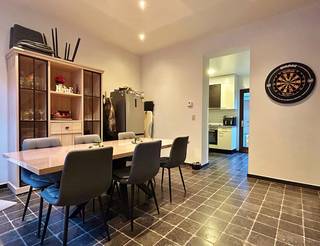 Deze woning bevindt zich op wandelafstand van het centrum van Ieper en is als volgt ingedeeld: de gelijkvloers bestaat uit een lichtrijke...