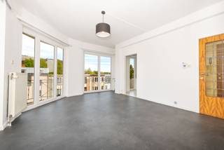 Situé au dernier étage d’une petite copropriété, cet appartement 1 chambre de ±52 m² séduit immédiatement par sa luminosité exceptionnelle, son...