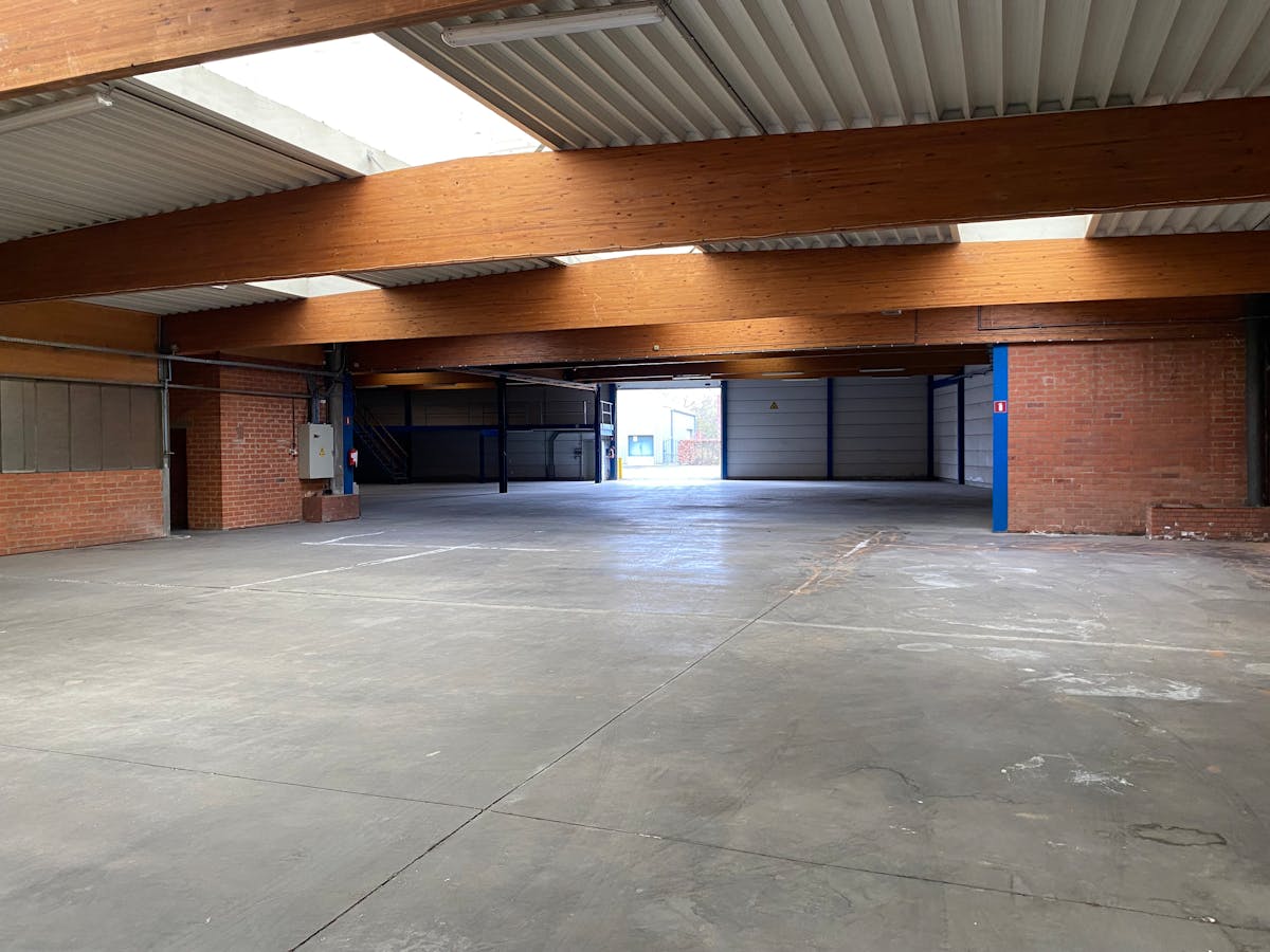 Magazijn van ca. 1.669m² nabij afrit E403 te Roeselare-Rumbeke - foto 4