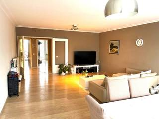 Gelegen op Ruggeveldlaan zeer ruim appartement met 2 slaapkamers . indeling : Inkomhal met ingemaakte kasten ,apart toilet , zeer ruime living...