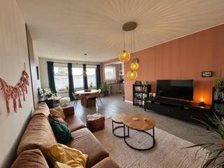 KIJKDAG: 08/08/26 : 0487508997<br />Dit instapklare appartement is centraal gelegen in een residentiële wijk in Merksem. In de nabije omgeving van groen (o.a. Fort van Merksem), winkels en het openbaar vervoer. Vlotte verbinding met auto, openbaar vervoer of A-fiets naar omliggende gemeentes en Antwerpen. Kortom u geniet van het gemak van het stadsleven gecombineerd met rust en groene ruimtes in de omgeving.<br /><br />We betreden het appartement via de inkomhal. Vooraan vinden we de ruime en lichte woonkamer met aansluitend de open keuken. De keuken is voorzien van de nodige inbouwtoestellen zoals vaatwasmachine, inductie kookplaat, ijskast en diepvriezer. Aanpalend is er nog een wasplaats.<br />Achteraan vinden we 2 volwaardige slaapkamers. Via de kleinste slaapkamer heeft u toegang tot het gezellige terras. Verder is er nog de badkamer, die voorzien is van een douche en lavabomeubel en een apart gastentoilet.<br /><br />TROEVEN:<br />Instapklaar<br />EPC B<br />Elektrische keuring conform<br />Terras<br />Kleinschalig gebouw<br />Uitzicht op groen achteraan<br />Op het plein schuin over het appartement vindt u A-fietsen en Donkey fietsen, voor de deur elektrische laadpalen.<br /><br />Oppervlakte 81m²<br />Afmetingen zijn indicatief