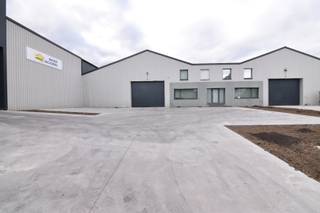 Instapklare, geïsoleerde OPSLAGRUIMTE (200 m²), hoge sectionaalpoort en gemeenschappelijke PARKEERPLAATSEN op ambachtelijke zone te...