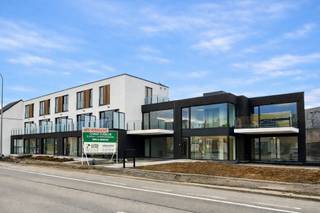 <p>Profiteer van <span><strong>6% btw </strong></span>en koop je appartement aan gunstige voorwaarden! Bovendien geniet je gedurende de <strong>eerste 5 jaar</strong> van <strong>korting</strong> op je <strong>onroerende voorheffing.<br /></strong><br />Dit aangename appartement met 2 slaapkamers en ruim terras omvat eveneens een leefruimte met open volledig ingerichte keuken waar je geniet van veel lichtinval, een berging / wasplaats, een badkamer en een apart toilet<strong><br /><br /></strong>Met <strong>geothermische warmtepompen</strong> (vloerverwarming én passieve koeling in de zomer) en <strong>zonnepanelen</strong> draag je bij aan een groenere toekomst.<br /><br />De centrale ligging maakt dat alle faciliteiten binnen handbereik liggen. Winkels, eetgelegenheden en openbaar vervoer bevinden zich op een steenworp afstand. De ondergrondse parkeergarage met grote kelders en gemeenschappelijke fietsenberging maken dat je makkelijk je wagen of fiets veilig parkeert.<br /><br />Je kan je appartement volledig naar eigen smaak inrichten en aanpassen met materialen van topkwaliteit! Dit is jouw kans om te wonen in een prachtig en duurzaam gebouw nabij het centrum van Asse.<br /><br /><br /></p>