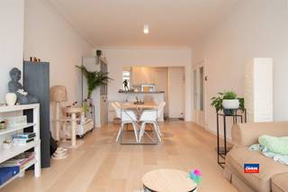WILRIJK | KNAP GERENOVEERD GELIJKVLOERSAPPARTEMENT MET GROTE SLAAPKAMER EN RUIME TUIN MET ZUIDGERICHT TERRAS | EPC C|Indeling als volgt :...