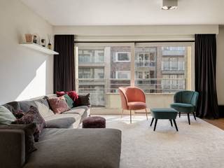 Ruim en breed appartement nabij het Rubensplein te Knokke, gekenmerkt door een stijlvolle afwerking en een doordachte indeling. Bij binnenkomst leidt de inkomhal naar een afzonderlijk gastentoilet en een ruime, lichtrijke leefruimte met open keuken. De volledig ingerichte keuken, afgewerkt met elegant Carrara-marmer, sluit naadloos aan op de woonruimte en biedt toegang tot het terras aan de voorzijde. Daarnaast beschikt het appartement over een praktische berging en drie volwaardige slaapkamers, waarvan twee voorzien van ingemaakte kasten en één kamer rechtstreeks verbonden met het terras aan de achterzijde. Het slaapgedeelte wordt verder aangevuld met twee moderne douchekamers, waarvan één ensuite, wat het comfort en de privacy ten goede komt. Tot slot is er een kelderberging inbegrepen, en bestaat de mogelijkheid tot de aankoop van een autostaanplaats binnen dezelfde residentie.<br />Maatregelenregister in aanvraag.<br /><br />Voor meer informatie kunt u ons contacteren op 050 62 44 14 of via e-mail op knokke@immax.be
