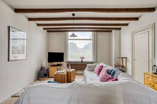 Deze charmante halfopen woning bevindt zich op een perceel van 409 m² en geniet van een uitstekende ligging op wandelafstand van winkels, openbaar vervoer, scholen en andere voorzieningen.<br /><br />Bij het betreden van de woning komen we via de inkomhal in de ruime en lichtrijke woonkamer, waar de hoge plafonds zorgen voor een aangenaam ruimtelijk gevoel. De leefruimte is ingedeeld in een gezellige zithoek en een aparte eethoek. Aansluitend vind je de volledig uitgeruste keuken en een badkamer voorzien van douche en toilet.<br /><br />Op de eerste verdieping geeft de nachthal toegang tot drie slaapkamers. Via een vaste trap bereik je de zolderverdieping, die perfect kan dienen als extra slaapkamer, hobbyruimte of bureau.<br /><br />Buiten geniet je van een volledig afgesloten, zonnige tuin met een aparte garage. Bovendien is er naast de woning extra parkeergelegenheid.<br /><br /><br />Mogelijke financiële tegemoetkomingen (indien u aan de voorwaarden voldoet): renovatiepremies, sloop &amp; heropbouw of renovatie aan 6% BTW.<br /><br />Dit pand is onderworpen aan de renovatieverplichting van de Vlaamse overheid voor niet-residentiële gebouwen (behoudens bij sloop binnen 5 jaar na de aankoop). Consulteer voor meer informatie de website van het Vlaams Energie- en Klimaatagentschap via https://www.vlaanderen.be/een-woning-kopen/renovatieverplichting-voor-residentiele-gebouwen-vanaf-2023.