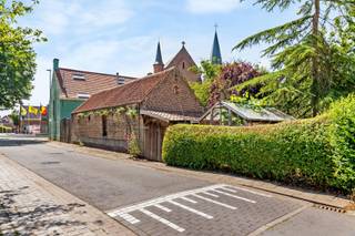 Deze prachtige en unieke dorpswoning ligt in het dorp van Snellegem, aan de hoek met Bosweg. Een authentieke eigendom, uniek in zijn soort, met een overvloed aan karakter en warme houten accenten die de sfeer van weleer ademen.<br /><br />Het perceel van 798 m² is volledig afgesloten van de omliggende straten, wat zorgt voor een ongeziene rust en privacy. De woning zelf biedt een benutbare oppervlakte van 236 m², met daarnaast nog een ruime kelder, bijgebouwen, een buitenkeuken en serre. Ruimte in overvloed.<br /><br />De buitenkeuken met overdekt terras nodigt uit tot genieten tijdens zonnige zomeravonden, in aansluiting met de tuin en groenteserre wordt een zuiderse sfeer compleet gemaakt. Het bijgebouw, momenteel ingericht als schrijnwerkersatelier, biedt een waaier aan invullingen.<br /><br />Wat een setting, wat een rust, wat een mogelijkheden! Benieuwd naar deze unieke eigendom?<br /><br />Contacteer Katrien Le Roy via <strong>katrien@waeyler.be</strong> of <strong>0477 46 53 11</strong> voor het vastleggen van uw afspraak.
