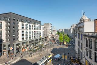 <p><strong>Luxueus gerenoveerd appartement in befaamde Meirbuilding</strong></p>
<p>Op de vierde verdieping van de Meir Building, een iconisch hoekgebouw uit 1936 van architect Joseph Baeyens, bevindt zich dit volledig gerenoveerde appartement, een uitzonderlijke woonkans in het hart van Antwerpen. Het appartement onderging een grondige renovatie met gebruik van hoogwaardige en duurzame materialen, waarbij elk detail zorgvuldig werd afgewerkt. Het resultaat is een futureproof woning die comfort en verfijning naadloos combineert en voldoet aan de strengste moderne normen.</p>
<p>Het gebouw, een prachtig voorbeeld van Art Deco-architectuur, ligt op de hoek van de Meirbrug en de Wiegstraat, op steenworp afstand van de Meir, de Groenplaats en de Wilde Zee. Een absolute toplocatie in de Antwerpse binnenstad.</p>
<p>Binnenin valt meteen de open en lichte indeling op, die zorgt voor een uitzonderlijk ruimtelijk gevoel en een panoramisch uitzicht vanuit elke hoek van het appartement. De moderne leefkeuken is volledig uitgerust en voorzien van maatkasten, een centraal kookeiland met praktische ontbijthoek en alle comfort die een hedendaagse keuken biedt. De keuken loopt vloeiend over in de woon- en eetruimte, die samen een elegante en lichte leefomgeving vormen met adembenemend uitzicht over de stad.</p>
<p>Een praktische bureauruimte, die ook afgesloten kan worden, biedt de ideale plek voor thuiswerk of kan dienen als extra logeerkamer. Aan de achterzijde bevindt zich de ruime mastersuite met ingemaakte kasten en een stijlvolle badkamer met inloopdouche.</p>
<p>Tot de extra troeven behoren een EPC B, doorgedreven isolatie, een grote aparte berging op de eerste verdieping, domotica waaronder elektrische gordijnen, de mogelijkheid tot overname van meubels en natuurlijk de unieke ligging midden in het bruisende stadscentrum. Dit appartement combineert historische allure en moderne luxe tot een uitzonderlijke woonervaring in Antwerpen.</p>
<p>Bent u ook helemaal verkocht aan dit appartement?<br />Contacteer LISTED: +32 3 283 51 51.</p>