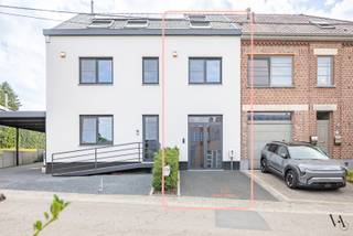 Aan de rand van het prachtige Heverleebos bevindt zich deze recente en hoogwaardig gerenoveerde woning met drie slaapkamers.Via de royale inkomhal...