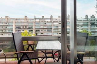 Op zoek naar een ruim en comfortabel appartement met drie slaapkamers, veel lichtinval en een gezellig terras? Dan is dit instapklare appartement...