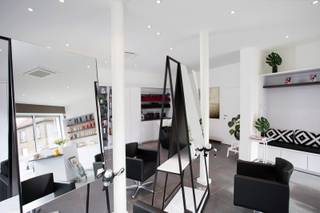 Te huur: polyvalent handelspand op hoeklocatie in Gent – ideaal voor koffiebar, voeding, beauty of retail<br /><br />Dit licht en instapklaar handelspand bevindt zich op de hoek van de Grenstraat en Mimosastraat, in een rustige buurt vlak bij het centrum van Gent. De locatie geniet van hoge zichtbaarheid,als de zon schijnt is het er altijd binnen en buiten aanwezig,brede voetpaden en voldoende gratis parkeergelegenheid in de omgeving.<br /><br />Het pand biedt zeer veel mogelijkheden voor ondernemers die een nieuw concept willen lanceren.<br />In het verleden werd hier onder meer een brasserie en later een prachtig kapsalon uitgebaat. De ruime raampartijen, natuurlijke lichtinval en hoekpositie maken het perfect geschikt voor een koffiebar, kleine horecazaak, ontbijt/lunchconcept, broodjeszaak, zoetigheden, of een andere vorm van voedingszaak.<br /><br />In de buurt zijn geen horecazaken aanwezig, waardoor dit een bijzonder aantrekkelijke opportuniteit vormt. Buurtbewoners geven al jaren aan dat zij dit type zaak graag in de omgeving zouden verwelkomen.<br />Een horecavergunning of terrasvergunning kan aangevraagd worden – de ligging en de buitenruimte lenen zich er uitstekend toe.<br /><br />Daarnaast is het pand ook geschikt voor andere commerciële activiteiten zoals beauty, welzijn, boutique, kantoor, atelier of praktijkruimte.<br /><br />Hiervoor werd het pand gebruikt als kapsalon waardoor dit het ideale pand is voor wie een kapsalon wenst te openen.<br /><br />⸻<br /><br />Troeven<br /><br />• Hoekligging met sterke zichtbaarheid<br />• Grote etalageramen en veel lichtinval<br />• Ideaal voor koffiebar, lunchplek, broodjeszaak of zoetigheden<br />• Mogelijkheid tot terras (vergunning aan te vragen)<br />• Aparte keuken en badkamer<br />• Polyvalente ruimte, instapklaar<br />• Rustige wijk met jonge gezinnen<br />• Op fietsafstand van centrum Gent<br />• Gratis parking in de buurt<br />Wenst u een afspraak of een bezoek? 09 279 11 22 of info@centeroffice.be