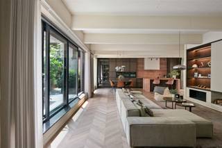 <h3><span>Un bijou de design discrètement situé au cœur d'Anvers Sud</span></h3><p><span>Nichée dans une rue secondaire tranquille de l'emblématique Marnixplaats, dans le cœur battant d'Anvers Sud, vous trouverez cette arrière-maison exceptionnellement décorée avec style. Réalisée avec le souci du détail et l'utilisation de matériaux de haute qualité, cette propriété unique combine sans effort un design sophistiqué avec une expérience de vie inégalée.</span></p><p><span>Accessible par un passage discret sur la Lambermontstraat et située derrière un immeuble d'appartements bien entretenu, cette propriété jouit d'une intimité absolue. À l'avant, une généreuse terrasse vous accueille, avec de l'espace pour une élégante salle à manger et un coin salon. En entrant dans la propriété, on ressent immédiatement la tranquillité et le luxe de l'intérieur. Le hall d'entrée donne accès au sous-sol privé avec une connexion directe au parking souterrain.</span></p><p><span>L'espace de vie avec cuisine ouverte est un modèle d'élégance subtile, équipé d'une cheminée au bioéthanol et de matériaux sophistiqués tels que le travertin rose et le bois de placage personnalisé. La cuisine est entièrement équipée, avec notamment un robinet Quooker, une armoire à vin, un four combiné et des appareils électroménagers intégrés. Une salle de stockage attenante et une cour urbaine attrayante complètent cet étage.</span></p><p><span>Au premier étage se trouvent deux chambres sereines, chacune avec sa propre salle de bain et un accès à une terrasse ensoleillée. La suite parentale dispose également d'un dressing spacieux. Au dernier étage, vous trouverez une pièce polyvalente qui se prête parfaitement à un bureau, un studio ou une troisième chambre, ainsi qu'un espace de stockage supplémentaire.</span></p><p><span>Caractéristiques principales</span></p><ul><li><span>Emplacement unique au cœur du Sud, situé complètement à l'arrière pour un maximum de tranquillité et d'intimité</span></li><li><span>Finitions architecturales de haute qualité</span></li><li><span>2 chambres à coucher de taille normale avec salles de bains attenantes</span></li><li><span>3 espaces extérieurs dont un patio spacieux et une terrasse sur le toit</span></li><li><span>Parking souterrain obligatoire à l'achat : 35 000</span></li></ul><p><span>Pour les clients à la recherche d'une propriété unique avec du caractère, du confort et de l'intimité dans l'un des quartiers les plus recherchés d'Anvers.</span></p>