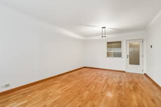 <p><strong>Te Huur – Ruim Appartement met 2 Slaapkamers in Oostende</strong></p><p>Dit aangename appartement bevindt zich op de <strong>2°V </strong>van de residentie Europacentrum, ideaal gelegen op een steenworp van het <strong>centrum van Oostende</strong> en de Z<strong>eedijk</strong>, met uitstekende verbindingen naar winkels, openbaar vervoer en alle stadsfaciliteiten.</p><p><strong>Indeling:</strong></p><ul><li>Ruime woonkamer met toegang tot een <strong>klein terras</strong></li><li>Functionele keuken</li><li>2 slaapkamers</li><li>Badkamer met douche, wastafel en toilet</li><li>Apart gastentoilet</li><li>2 bergruimtes</li><li>Fietsberging aanwezig</li></ul><p><strong>Extra troeven:</strong></p><ul><li>Lift aanwezig</li><li>Fietsruimte</li><li>Ruime berging</li></ul><p><strong>Praktisch</strong></p><ul><li><strong>Huurprijs: € 750/maand</strong></li><li><strong>Provisiekosten: € 50/maand (water)</strong></li><li><strong>Syndickosten:</strong> <strong>€ 100/maand</strong></li></ul><p>&amp;#128222; <strong>Interesse?</strong> Neem contact op voor meer informatie of een bezoek (enkel op afspraak):</p><p>&amp;#128231; <strong>vicky@eraservimo.be</strong><strong> | ☎️ 050/42.58.98</strong></p>