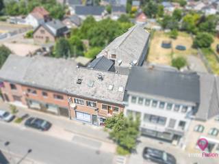 <p>Bij ImmoFusion 7/7 “open huis” : klik op onze 3D-TOUR.</p>
<p>Ervaar vastgoed alsof je er zelf doorloopt!</p>
<p>https://my.matterport.com/show/?m=youFjrsRSJX</p>
<p>https://my.matterport.com/show/?m=UbbVXBhtWvu</p>
<p> </p>
<p>Opbrengsteigendom in Heusden-Zolder - Geweldige Investeringskans!<br /><br />Bent u op zoek naar een unieke kans om uw financiële toekomst te verzekeren? Dan is dit opbrengsteigendom in het hart van Heusden- Berkenbos precies wat u zoekt!<br /><br />Dit eigendom omvat :<br /><br />1: Handelsruimte <br />2: uitzonderlijk grote zaal!<br />3: vergunde appartement <br />4: vergunde appartement <br />5: 2 studio's thans onvergund<br /><br />Deze opbrengsteigendom is momenteel volledig verhuurd, behalve de handelsgelijkvloers aan de linkerzijde; deze heeft ook een aparte ingang.<br /><br />De huurinkomsten betekenen dat u onmiddellijk kunt genieten van stabiele huurinkomsten met eventueel een eigen zaak gecombineerd. Het pand is ook onderhouden en klaar voor een nieuwe eigenaar om te profiteren van het uitstekende rendement op de investering.<br /><br />De grote zaal biedt tal van mogelijkheden en bevindt zich op de gelijkvloerse verdieping.<br /><br />De 2 appartementen op de eerste verdieping zijn sober en hebben elk 2 slaapkamers. De daarbovengelegen studio’s kunnen gebruikt worden als extra bergruimte.<br /><br />De locatie in Heusden-Zolder is een grote troef, met goede bereikbaarheid, openbaar vervoer in de buurt en tal van voorzieningen op wandelafstand. Dit maakt het aantrekkelijk voor zowel potentiële huurders als toekomstige investeerders.<br /><br />Mis deze kans niet om te investeren in uw financiële toekomst. Neem vandaag nog contact met ons op voor meer informatie en om een bezichtiging te regelen.<br /><br /><br />Pluspunten:<br />- Opbrengsteigendom<br />- Vergunde zaal van 300m²<br />- 4 vergunde nummers!<br />- Centrale ligging<br />- Veel potentieel!<br /><br /><span>Voor een bezichtiging ter plaatse of meer info, bel ons op 078/78.78.70, of kom gewoon binnen op ons kantoor, steeds welkom!</span></p>