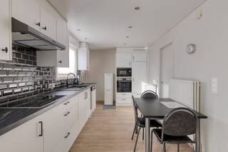 Ontdek dit gezellige en instapklare woning, gelegen in de rustige maar zeer centrale Pieter Breughelstraat in Rumbeke. Geniet van de nabijheid van buurtwinkels en alle nodige voorzieningen.Indeling van het huis:Gelijkvloers: - inkom met gastentoilet- woonkamer - volledig vernieuwde keuken - garage met sectionale poortEerste verdieping:- 3 slaapkamers- badkamer voorzien van badkamermeubel en doucheTweede verdieping: - zolderruimteTroeven van het huis: - Gelegen in een doodlopende straat. - Vlotte bereikbaarheid naar het centrum van Rumbeke en invalswegen, AZ Delta, ...- Ideale investering, starterswoning...- Uitweg achteraan Laat deze unieke kans niet aan u voorbijgaan! Neem vandaag nog contact met ons op voor een bezichtiging en ervaar zelf de charme en het comfort van deze prachtige woning in Rumbeke.Neem dan contact op met de dossierverantwoordelijke Jeroen Taillieu (+32 493 25 14 33) - jeroen.taillieu@dewaele.com