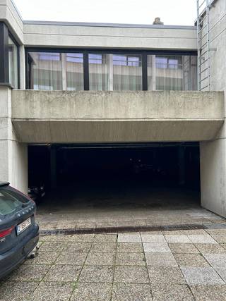 **Te koop Autostaanplaats Leuven Centrum**Wij bieden u een ondergrondse autostaanplaats gelegen in de Vaartstraat 38-42, Leuven.Het betreft een...