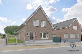 Je komt binnen via de inkomhal, van waaruit je toegang hebt tot de leefruimte. De leefruimte geeft op haar beurt doorgang naar de keuken. Vanuit...