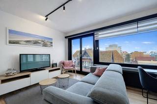 Dit instapklare en lichtrijke appartement geniet van een prachtig uitzicht op de pier van Nieuwpoort-Bad. Centraal gelegen op de zeedijk en op enkele stappen van restaurants, winkels en het openbaar vervoer.<br />Het appartement omvat een een lichtrijke woonkamer met zijdelings zeezicht en toegang tot het balkon, een open en volledig ingerichte keuken, twee slaapkamers en een badkamer met douche, lavabo en toilet, .Daarnaast is een privatieve kelderberging inbegrepen.<br />Momenteel is het appartement verhuurd op jaarbasis, vrij vanaf 1 juli wat het ook interessant maakt als opbrengsteigendom.<br />Dit appartement  is ideaal als tweede verblijf en of als investeringspand.