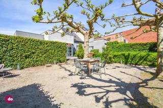 <p><span>Charmante maison mitoyenne avec un beau jardin et un emplacement de choix sur le canal</span></p><p><span> </span></p><p><span>Vous cherchez une maison prête à emménager avec de l'espace, de la lumière et de l'intimité? Cette maison mitoyenne, située au calme à l'arrière, près du canal, combine le confort avec une excellente accessibilité vers Malines, Louvain, Anvers et Bruxelles.</span></p><p><span> </span></p><p><span>Vous êtes accueilli dans un hall d'entrée spacieux avec vestiaire et toilette séparée. Le séjour particulièrement lumineux et spacieux constitue le cœur de la maison et offre une belle vue sur le jardin entièrement paysagé. A côté se trouve une cuisine entièrement équipée, idéale pour ceux qui aiment cuisiner et se régaler. Il y a également une buanderie pratique. Au rez-de-chaussée, il y a une pièce supplémentaire qui serait parfaite comme chambre ou bureau, une salle de douche et une pièce de rangement utile.</span></p><p><span> </span></p><p><span>L'étage supérieur offre un palier spacieux avec des placards, qui pourrait parfaitement servir de bureau ou de salle de loisirs. Il y a également deux chambres à coucher de taille normale et une deuxième salle de bains.</span></p><p><span> </span></p><p><span>Un escalier fixe permet d'accéder à l'étage mansardé, aménagé en chambre supplémentaire.</span></p><p><span> </span></p><p><span>L'atout absolu de cette propriété est le jardin magnifiquement aménagé, où vous pouvez profiter du soleil et de la tranquillité à tout moment de la journée grâce aux nombreux coins agréables. La terrasse couverte, le jacuzzi et les nombreux espaces de rangement complètent le tableau.</span></p><p><span> </span></p><p><span>En bref, une maison unique pour ceux qui recherchent de l'espace, du confort et de l'intimité dans un emplacement de choix.</span></p><p><span> </span></p><p><span>Intéressé(e)? Contactez-nous dès aujourd'hui pour une visite!</span></p><p><span> </span></p><p><span>015 20 36 00 - <span>info@domoxim.be</span></span></p><p><span> </span></p><p><span>domoXim. Là où les rêves deviennent réalité!</span></p><p><span> </span></p><p><span>Vous voulez connaître la valeur de </span><span>votre</span><span> maison? Nous vous conseillons volontiers.</span></p>