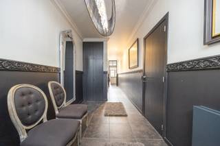 Deze prachtig afgewerkte woning bevindt zich in het centrum van het gezellige Tongerlo. Hierdoor bevinden alle faciliteiten zich op wandelafstand en kennen we een vlotte verbinding met de omliggende gemeenten. De hoge afwerkingsgraad en het gunstige E-peil zorgen voor al het nodige comfort bij dit instapklaar pand.<br /><br />Op de gelijkvloerse verdieping komen we via de ruime inkomhal met gastentoilet uit op een prachtige keuken met eetkamer. Deze werd op maat gemaakt met kwaliteitsmaterialen en uitgerust met alle nodige toestellen. Tevens is er een berging aanwezig die voor de nodige opbergruimte zorgt. Achter de keuken is er een handige wasplaats met douche, alsook een ontspanningsruimte. Deze ruimte kan eveneens gebruikt worden als praktijkruimte en is ook toegankelijk via de garage.<br /><br />Op de eerste verdieping is er een mooie, lichtrijke leefruimte met salon op parketvloer. Daarnaast is er de master bedroom met ensuite badkamer voorzien van ligbad, lavabomeubel en toilet.<br /><br />Tot slot zijn er op de tweede verdieping nog 2 volwaardige slaapkamers met ingemaakte kasten, een mooie hobby- of zitruimte en een badkamer met douche en toilet. <br /><br />Buiten beschikt deze woning over een gezellige en onderhoudsvriendelijke stadstuin waar het heerlijk vertoeven is. Het terras biedt nog toegang tot een koele berging.<br /><br />Extra bijzonderheden: <br />- Zuidwest oriëntatie<br />- Zeer gunstig epc-label: B <br />- Regenwaterput<br />- Centraal stofzuigsysteem<br /><br />Voor meer info of een bezoek contacteer ons via info@vastengoed.be of via 014/72 73 74.<br /><br />Wenst u een gratis schatting van uw eigendom? Contacteer ons via 014/72 73 74.