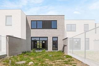 Deze moderne nieuwbouwwoning (lot 13) wordt gerealiseerd in een residentiële omgeving aan een nieuwe invalsweg van de Warandestraat. De woning werd reeds wind- en waterdicht opgebouwd en wordt binnenin verder kwalitatief afgewerkt door Dumobil Woonprojecten naar wens en materiaalkeuze van de koper.<br /><br />De woning met plat dak en 2 volwaardige bouwlagen is voorzien van 3 slaapkamers, een bergruimte, een badkamer met bad, inloopdouche en dubbele wastafel, en 2 aparte toiletten. De leefruimte heeft een open keuken met eiland, een eet- en zithoek, en eventueel een bureauhoek. Naast de keuken is een handige wasplaats voorzien. De gevel wordt afgewerkt met een grijze steen, houten bekleding en zwart buitenschrijnwerk. De woning staat op een perceel van 206 m² en binnen de prijs van de woning hoort een vrijstaande carport, een tuinhuis en de volledige afwerking van de ideale zuidwest gerichte tuin! De woning is uitgerust met duurzame technieken zoals een geothermische warmtepomp en vloerverwarming.<br /><br />Dit nieuwbouwproject is voorzien van groenzones en een fijn wandel- en fietspad waardoor je makkelijk zonder wagen op pad kan. Bijvoorbeeld naar het Kasteel van Moorsele of het Groen Lint Park vlakbij. Daarbij zijn er supermarkten op wandelafstand.<br /><br />Deze all-inprijs excl. kosten omvat een volledig afgewerkte, instapklare woning met álle voorzieningen en omgevingswerken inbegrepen. De totale kostprijs inclusief wettelijke kosten waaronder registratierechten, btw, notariskosten en aansluitingskosten kan je eenvoudig bekijken op onze <u><strong>website</strong></u>: <strong><u>www.dumobil.be/nl/woonprojecten/projecten/moorsele</u></strong>. En/of contacteer onze bouwadviseur Sam Borrey voor meer info: 0483/21.01.33 | sam@dumobil.be