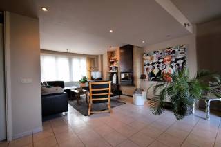 Op zoek naar een ruim en comfortabel duplexappartement met een uitstekende indeling? Dit aangename appartement is centraal gelegen in Ledegem en biedt maar liefst 4 slaapkamers, een dressing, een ruim terras én toegang tot een gedeelde tuin.<br /><br />Op de eerste verdieping beschikt het appartement over een inkomhal, ruime woonplaats, afzonderlijk bureel, een gezellige leefkeuken, praktische wasplaats, berging en toilet. Vanuit de leefruimte heb je toegang tot het ruime terras, dat aansluit op de tuin.<br /><br />De bovenverdieping omvat een badkamer met dubbele lavabo, bad en aparte douche, een tweede toilet, 4 slaapkamers en een praktische dressing.<br /><br />Daarnaast beschikt het appartement over een ruime autostaanplaats in de gedeelde garage en het gebruik van een gedeelde tuin. Een regenwaterput is eveneens aanwezig.<br /><br />Beschikbaar vanaf 1/01/2027<br />Geen syndickosten.