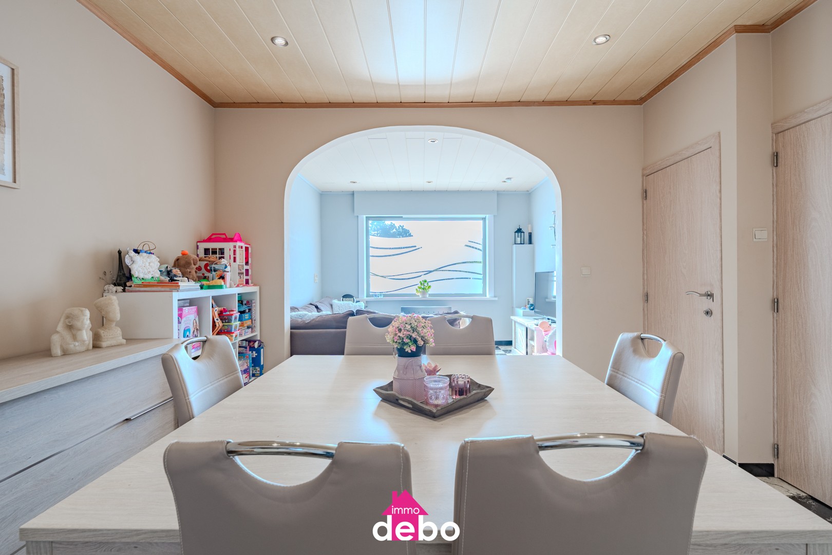 Maison familiale spacieuse et prête à emménager, comprenant 3 chambres, une cuisine ouverte, une salle de bains, une véranda et un jardin ensoleillé, idéalement située à Rekkem. - foto 4