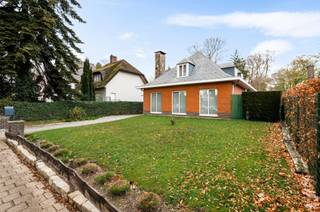 Op zoek naar ruimte, comfort én een centrale ligging? Deze vrijstaande woning in Kapellen heeft het allemaal en meer. Gelegen op een uitstekende locatie vlakbij winkels, scholen en openbaar vervoer, woont u hier rustig én toch overal dichtbij.<br /><br />Via de ruime inkomhal komt u binnen in een lichtrijke leefruimte waar het meteen aangenaam vertoeven is. De aansluitende keuken biedt tal van mogelijkheden om volledig naar eigen smaak te moderniseren en in te richten.<br /><br />Met maar liefst vijf volwaardige slaapkamers is deze woning ideaal voor grote gezinnen, thuiswerkers of wie gewoon graag extra ruimte heeft. Extra troef: dankzij de doordachte indeling met twee slaapkamers en een badkamer op het gelijkvloers, is levenslang wonen hier perfect mogelijk.<br /><br />De aanwezigheid van twee badkamers zorgt bovendien voor extra comfort en vlot dagelijks gebruik.<br /><br />Verder beschikt de woning over een praktische kelder, ideaal voor stockage.<br /><br />Buiten vindt u een aparte dubbele garage en voldoende parkeermogelijkheden. De tuin vormt de perfecte plek om te ontspannen en te genieten van rust en privacy.<br /><br />De woning is momenteel verhuurd, wat dit ook interessant maakt als investering.<br /><br />Kortom: een ruime, veelzijdige woning met enorm veel potentieel op een topligging in Kapellen.<br /><br />Interesse? Contacteer ons snel en ontdek zelf de mogelijkheden!