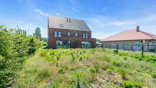 Immo3000 heeft een moderne en energiezuinige half open bebouwing in Linden te koop. Ideaal voor wie op zoek is naar ruimte, comfort en duurzaamheid. De woning, gebouwd in 2025, heeft een perceeloppervlakte van 470 m2 en een bewoonbare oppervlakte van 280 m2 wat zorgt voor voldoende ruimte voor het hele gezin.<br /><br />De woning is voorzien van zonnepanelen en heeft een energielabel A+ (E-peil -10), waardoor de energiekosten laag zullen zijn. Daarnaast is er een terras waar je heerlijk kunt ontspannen en een garage met ruimte voor 1 auto.<br /><br />GV: ruime inkom met gastentoilet, links grote garage, achteraan open lichtrijke leefruimte met hyper ingerichte keuken en bijkeuken/berging.<br />1e VD: 4 SLKS + badkamer met bad, douche en dubbele lavabo<br />2e VD: balzaal aan mogelijkheden, hier kan u minstens 2-4 SLKS inrichten<br /><br />De ligging van de woning is ideaal, met alle voorzieningen zoals winkels, scholen en openbaar vervoer op korte afstand. Daarnaast zijn er volop mogelijkheden voor wandelingen en fietstochten in de omgeving.<br /><br />Kortom, deze woning in Linden is een ideale plek voor wie op zoek is naar een ruime, comfortabele en duurzame woning met alle voorzieningen binnen handbereik.<br /><br />Benieuwd? Bel 016 60 3000