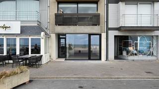 Renovated and ready-to-move-in commercial premises in an excellent location on the Zeedijk. The property offers numerous possibilities and features a well-maintained, modern finish and air conditioning. Adjacent to the commercial space, at the rear, is a studio featuring a fully fitted kitchen with Miele appliances, a bathroom, a separate toilet and a bedroom. The studio is not intended for permanent residence. The property also boasts a spacious cellar, ideal as additional storage space. An interesting opportunity in a prominent and sought-after location close to the beach and the sea. Please contact Immo Alex Dewulf for further information.