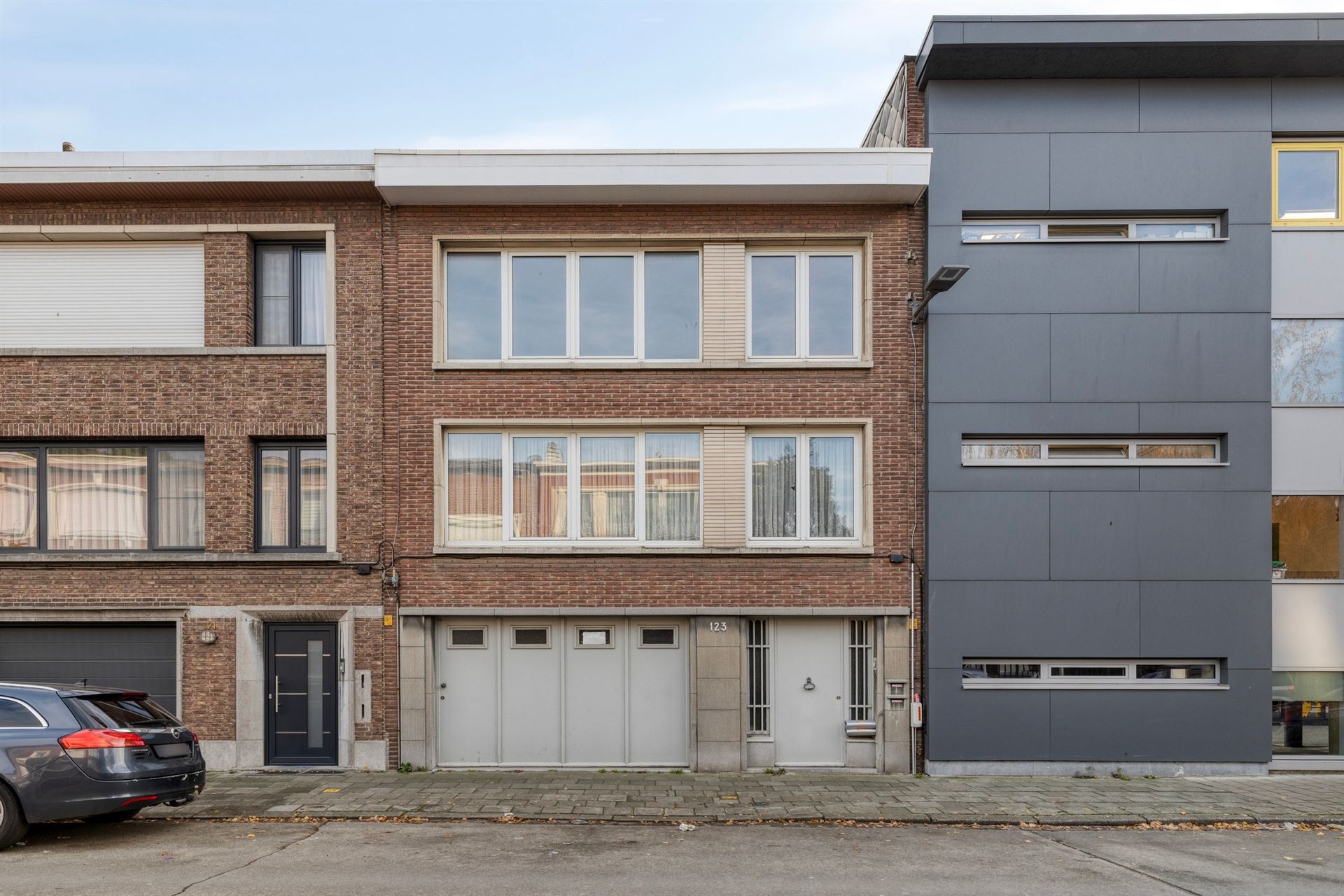 Opbrengsteigendom opgedeeld in 2 appartementen met 2 slpks - foto 1