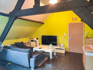 <p><strong>Gezellig appartement met 2 slaapkamers in hartje Lebbeke. </strong><br /><br />Op de <strong>tweede verdieping </strong>van het gebouw kan u dit <strong>dakappartement</strong> terugvinden. <br />Het appartement bevat een inkomhal die toegang biedt tot de <strong>leefruimte met open keuken</strong>, <strong>twee volwaardige slaapkamers </strong>en de<strong> badkamer</strong> met douche, toilet, wastafel en aansluiting voor een wasmachine. <br /><br />Ideaal gelegen in het <strong>centrum van Lebbeke </strong>met winkels, openbaar vervoer en andere voorzieningen vlakbij. <br /><br />Huurprijs: 600 euro per maand.<br /><br />Wenst u bijkomende info en/of een bezoek? <br />Contacteer ons dan via verhuur@immotijl.be of 0473 84 46 14.</p>