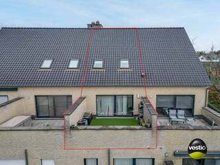 DUPLEXAPPARTEMENT MET 2 SLAAPKAMERS TE HELCHTEREN<br /><br />Dit duplexappartement is gelegen op een rustige locatie vlakbij het centrum van Helchteren met een goede bereikbaarheid naar winkels, scholen, restaurants en de oprit van de E314. Het appartement is gelegen in een kleinschalige residentie ( zonder lift ) met lage, gemeenschappelijke, maandelijkse kosten.<br /><br />Op de eerste verdieping beschikt u over een ruim leefgedeelte opgedeeld in een zithoek, eetruimte aan de achterzijde met toegang tot het ruime, zuidelijk georiënteerde terras. Voorts zijn er nog een keuken, wasplaats/berging, een inkomhal en een gastentoilet.<br /><br />De eerste verdieping heeft op haar beurt een nachtgang, een badkamer en 2 slaapkamers te bieden. Uw wagen kan u stallen op uw ondergrondse autostaanplaats en bergruimte is voorzien in uw privatieve kelderberging of op uw zolderberging.<br /><br />Enkele TROEVEN van dit appartement opgelijst:<br /><br />+ Energiezuinig: EPC is slechts 125 / label B<br />+ Elektriciteit is goedgekeurd<br />+ Ideale investering: appartement is reeds verhuurd<br />+ Duplexappartement 104 m² met 2 slaapkamers<br />+ Ruim, zuidelijk georiënteerd terras<br />+ Autostaanplaats + kelderberging inbegrepen<br />+ Private zolderberging 27 m²<br />+ Slechts 50 euro/maand gemeenschappelijke kosten<br /><br />Kortom, een rustig gelegen, energiezuinig appartement met een ruim terras! Meer info? Contacteer Maarten Delbroek via maarten@vestio.com of bel naar 0471/034804.<br /> 