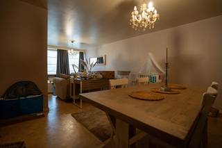Gelegen op de tweede verdieping (met lift). <br />Indeling: inkomhal met berging en apart toilet. Ruime woonkamer, ingerichte keuken, slaapkamer en badkamer. <br />Voldoende openbare parkeerplaatsen. <br /><br />In de kelder is er opbergruimte voor afval en fietsen.<br /><br />Beschikbaar vanaf 15 mei 2026.<br /><br />Nuttige informatie: <br />Huurwaarborg: €1650 (3 maanden huur)<br />Plaatsbeschrijving: €285 (intrede + uittrede)<br />Gemeenschappelijke kosten: €150/maand (Syndicuskosten, voorschot mazout, voorschot warm water,...)<br /><br />Wens je graag een bezoek? Bel ons op 03/775.78.79