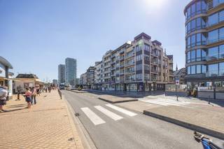 <ul>
<li>Dit twee slaapkamer appartement is gelegen in de Pastoor Pypestraat, <strong>centrum Oostende</strong>.</li>
<li>Het appartement is gelegen op de <strong>derde verdieping</strong> en geniet van een <strong>open zicht</strong>.</li>
<li>door de gunstige oriëntatie is er steeds veel natuurlijk <strong>daglicht en zon</strong> die binnenvalt in het appartement.</li>
<li>Indeling is als volgt: inkom, leefruimte met open keuken, <strong>twee slaapkamers</strong>, berging, badkamer en toilet.</li>
<li>Zowel het appartement als de residentie zijn in een zeer <strong>goed onderhouden</strong> staat.</li>
<li>Het ideale appartement als tweede verblijf of investering.</li>
</ul>