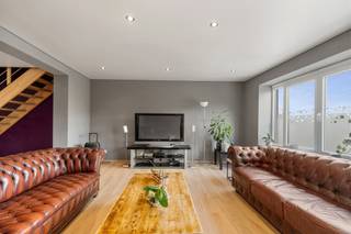 Magnifique duplex de + de 200m² avec terrasse. Moderne et situé proche de toutes les commodités. Composition : hall d’entrée avec WC séparé...