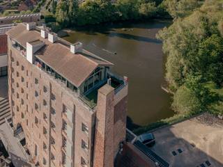 Op zoek naar een exclusief penthouse te koop in Harelbeke? Aan de gegeerde Banmolens geniet u van een uniek frontaal zicht op de Leie, met een adembenemend 180° panorama over het water en de groene omgeving. Deze uitzonderlijke duplex-penthouse combineert rust, ruimte en luxe met een uiterst centrale ligging en vlotte bereikbaarheid richting Harelbeke, Kuurne en Kortrijk.De penthouse strekt zich uit over de twee bovenste verdiepingen en is bereikbaar via lift op beide niveaus. Dankzij de grote raampartijen baadt het appartement in natuurlijk licht en geniet u vanuit quasi elke ruimte van het indrukwekkende Leiezicht. De hoogwaardige afwerking met kwalitatieve materialen zorgt voor een warme en tijdloze uitstraling.Op de 6de verdieping bevindt zich de lichtrijke leefruimte met open keuken, eetplaats en gezellig salon, uitgevend op het ruime zonneterras met fenomenaal zicht over het water. Op de 5de verdieping vindt u een stijlvolle hobbyruimte/mancave met biljart en bar, een ruime master bedroom, dressing en badkamer. Dankzij de royale oppervlaktes kunnen eenvoudig extra slaapkamers gecreëerd worden.Troeven: frontaal Leiezicht, royale volumes, uitzonderlijk lichtrijk, hoogwaardige afwerking, lift op beide verdiepingen, uniek terras en mogelijkheid tot garagebox en/of staanplaats.Meer info via Matthias Vanneste – 0479 67 68 48Bestuursmaatregelen in het maatregelenregister: nee