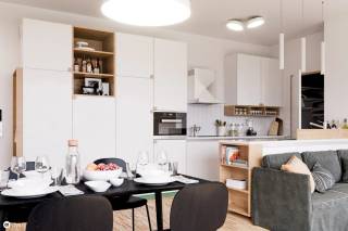 LAATSTE 7 UNITS : <br />"Royaal wonen en Kwalitatieve zorg als u dat wenst".  Residenties Reyselbergh zijn geen doorsnee assistentiewoningen, maar een architecturaal hoogstaande ontwikkeling, vormgegeven in 6 kleinschalige woonentiteiten, verbonden via groendaken en steegwerking met zicht op de Wingevallei. <br /><br />Deze woning is een type T2 met overal licht via grote ramen, een bewoonbare oppervlakte van 82 m2, 2 ruime slaapkamers en 1 ruim terras van 12 m2 (er zijn ook woningen met een terras van zelfs 30m2). <br />Badkamer met inloopdouche en toilet en lavabomeubel, een gastentoilet, een lichtrijke leef- en eetruimte en een kwalitatieve keuken mét kookeiland met 5 hoogwaardige toestellen van Siemens of Miele naargelang uw eis, met kookeiland. Iedere eigenaar koopt ook bijkomend een ruime berging van ±4 m2 en een eigen grote autostaanplaats voor samen 26.000 euro.<br /><br />De volledige ontwikkeling wordt instapklaar én schilderklaar opgeleverd. U geniet zowel interieur als exterieur een afwerking op het hoogste niveau, in een groene omgeving met toparchitectuur.<br /><br />Door de inrichting en dito erkenning als zorgflat geniet u bij aankoop van het voordelige gunsttarief van 12% BTW én bent u jaarlijks vrijgesteld van Onroerende Voorheffing, twee voordelen die u enkel bij dit type appartement geniet, zelfs als u investeerder bent.  Een aankoop aan 6% btw is ook mogelijk als u aan de voorwaarden voldoet.<br /><br />Er is een bushalte voor de residentie en op wandelafstand een dagbladhandel , een apotheek , bankkantoren en de Winge Golf &amp; Country Club.  Residenties Reyselbergh bevinden zich op het kruispunt van het Hageland : u heeft perfecte aansluiting met Leuven, Tienen, Diest en Aarschot vanuit het vlakbij gelegen "Gouden Kruispunt".<br /><br />Bent u ook overtuigd van deze perfecte combinatie van wonen, zorg en ligging ? Bel dan meteen 016 60 3000 voor meer informatie en voor een afspraak, de koffie staat klaar. 