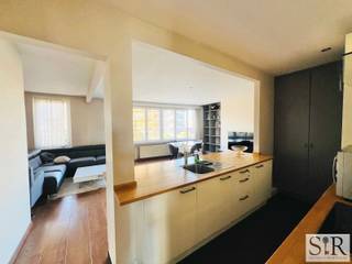 <span>Ruim en lichtrijk appartement met veel natuurlijke lichtinval te koop in Borgerhout.<br /></span>Ben je op zoek naar een charmant, instapklaar appartement, en wil je toch snel overal geraken? Dan is dit gezellige en bijzonder ruime appartement precies wat je zoekt! Gelegen in een rustige, groene straat en voorzien van alle comfort.<span><br /></span><span><br /><span>Indeling: je komt binnen via een ruime inkomhal in deze kleinschalige residentie. De keuken is volledig ingericht (koelkast, keramische kookplaat, vaatwasser, ....). De badkamer beschikt over een ruime inloopdouche en dubbel lavabomeubel. Verder heeft het appartement 2 zeer comfortabele slaapkamers, twee terrassen én een kelder. Ook is er een apart toilet, een bergruimte met aansluiting voor een wasmachine en veel opbergmogelijkheden door de ingemaakte kasten. Dit appartement biedt alles voor een aangenaam wooncomfort en geeft je meteen een warm, ruimtelijk en huiselijk gevoel zodra je binnenkomt.<br />Bovendien biedt dit appartement vele mogelijkheden: de tweede slaapkamer is gigantisch en kan dienst doen voor verschillende doeleinden - thuiskantoor, hobbyruimte,...</span></span><br /><br />Een charmant appartement met twee ruime slaapkamers in in Borgerhout vlakbij het Boelaerpark en niet ver van Berchem-station. Veel natuurlijk licht en sfeervol gerenoveerd. Kleinschalig gebouw met slechts vier appartementen, zonder lift dus lage gemeenschappelijke kosten! <br />Afzonderlijke tellers voor gas, water en elektriciteit. <br />Elektriciteit conform. EPC B! Mobiscore 9,6.<br />Er is een voldoende parkeergelegenheid in de rustige straat. Met kelderberging.<br /><br />Aarzel niet en contacteer ons via het zoekertje, via mail (info@immosir.be),telefonisch 015/65.50.05 of via onze website immosir.be.