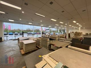 Deze showroom is strategisch gelegen langs de bedrijvige Zeelsebaan. Via de steenweg is er een snelle aansluiting op de de E17 richting Gent...