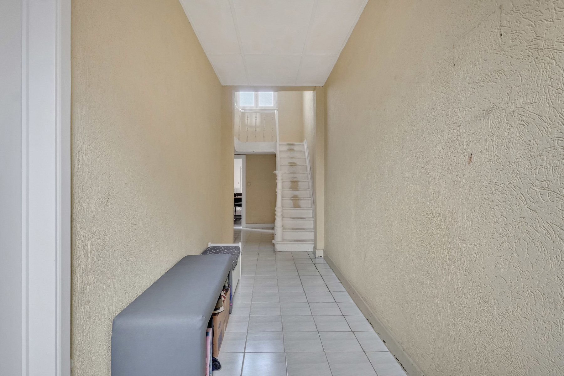 Halfopen gezinswoning met bijgebouwen 65m² en 85m², zonnepanelen en eigen inrit - foto 3