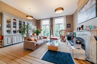 Forest - Au deuxième étage d'une superbe maison située sur la très prisée Avenue Albert, à deux pas de toutes les commodités, des transports en communs et à proximité des quartiers Altitude 100, Vanderkindere ou Brugmann. We Invest vous propose ce magnifique appartement 2 chambres, composé comme suit : hall d'entrée, grand et lumineux séjour donnant accès au balcon, salle à manger avec cuisine ouverte super équipée, deux belles chambres, salle de bain avec double vasque et WC, buanderie et cave. Belle hauteur sous plafond. Double vitrage partout. PEB : E+. Petite copropriété bien entretenue. Libre à l'acte. A visiter sans plus tarder ! 02 217 22 91