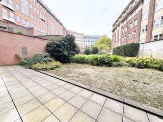 In de Europese wijk, vlakbij het Luxemburgplein en het Meeusplein, op de gelijkvloers van een recent gebouw, bieden we dit prachtige appartement...
