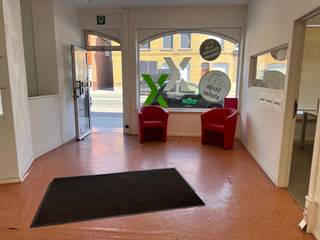 Op zoek naar een commerciële ruimte met een strategische ligging in Ieper? Dit ruime handelspand van circa 170 m² biedt tal van mogelijkheden voor ondernemers die hun zaak op een goed bereikbare locatie willen vestigen.<br /><br />Gelegen langs de drukke Haiglaan in Ieper geniet het pand van een uitstekende visibiliteit en een vlotte bereikbaarheid. De ruime oppervlakte laat toe om de inrichting volledig af te stemmen op de activiteit en noden van jouw onderneming. Naast de handelsruimte is er een aparte bureauruimte, zijn er vier bergingen en beschikt het pand over twee afzonderlijke toiletten. De bergingen kunnen bovendien, indien gewenst, worden ingericht als doucheruimtes.<br /><br />Dankzij de flexibele indeling is dit handelspand geschikt voor uiteenlopende commerciële of professionele activiteiten. Parkeren kan in de straat.<br /><br />Beschikbaar vanaf november/december. <br /><br />Interesse om dit handelspand in Ieper te ontdekken? Neem contact op met Amber van Immo Francois en vraag vandaag nog een bezoek aan. Actief in Ieper, Zonnebeke en Langemark-Poelkapelle helpen zij je graag verder.<br /><br />Denk je eraan om je eigendom in Ieper te verkopen? Neem vrijblijvend contact op met Immo Francois Ieper voor een gratis schatting via ieper@immofrancois.be.<br /><br />