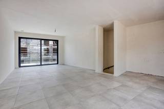 !! OPENDEURDAG OP ZATERDAG 27 JUNI 2026 VAN 10.00 UUR - 12.30 UUR !!<br /><br />Dit ruime en moderne nieuwbouwappartement maakt deel uit van het stijlvolle Project Adelaer in Aarschot. Momenteel zit het appartement in de afwerkingsfase en dient de keuken nog te worden geïnstalleerd.<br /><br />Dankzij de doordachte architectuur, grote raampartijen en een optimale indeling geniet je hier van een uitzonderlijk lichtrijke leefruimte met aansluitend de open keuken, wat zorgt voor een ruim woongevoel.<br /><br />Het appartement is zeer energiezuinig, wat resulteert in lage energiekosten en een toekomstgerichte woonkwaliteit. Bovendien werd er gewerkt met hoogwaardige materialen, waardoor je in elke ruimte geniet van een duurzame en kwalitatieve afwerking.<br /><br />Het appartement beschikt over twee volwaardige slaapkamers en één badkamer, ideaal voor wie op zoek is naar een praktische en comfortabele indeling. De twee terrassen bieden een aangename plek om van de buitenlucht te genieten.<br /><br />Een bijzonder pluspunt is de ondergrondse privégarage die inbegrepen is in de prijs. Vanuit deze garage heb je rechtstreekse toegang tot het appartement, wat zorgt voor extra comfort, veiligheid en gebruiksgemak. <br /><br />Daarnaast hoort er ook nog één ondergrondse parkeerplaats bij het appartement, die verplicht mee aan te kopen is. Het geheel valt onder de 21% btw‑regeling.<br /><br />De totale prijs voor het appartement, inclusief de ondergrondse parkeerplaats, grond, constructie, BTW en registratierechten, bedraagt 461.654,00 euro.<br /><br />Interesse? Boek dan nu je bezoek te plaatse via philippe@sophimo.be of +32 498 59 84 11